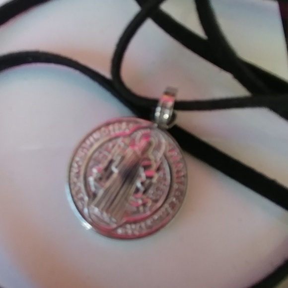 Black suede choker necklace and Saint Benedict silver medal - Picture 4 of 4